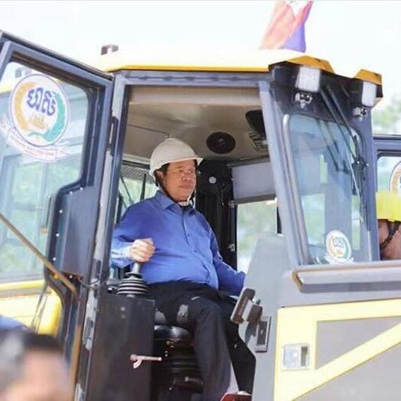 El primer ministro camboyano Hun Sen prueba la excavadora Shantui